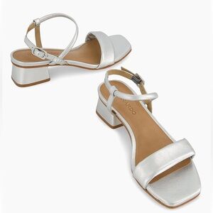 BERNARDO Josei Low Heel Sandal Shoes
Silver Metallic Glove Leather Size 9 M NEW